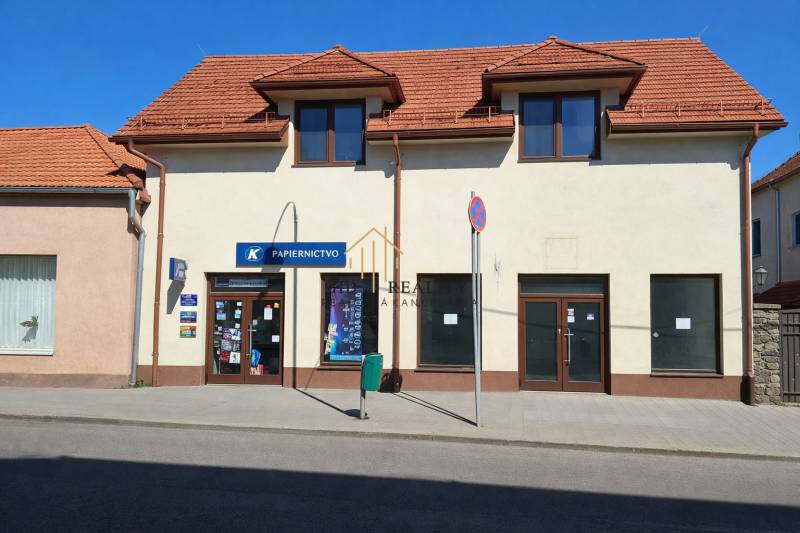 Geschäftsräume in der Obchodná-Straße in Krupina mit schrägem Dach und Schaufenstern.