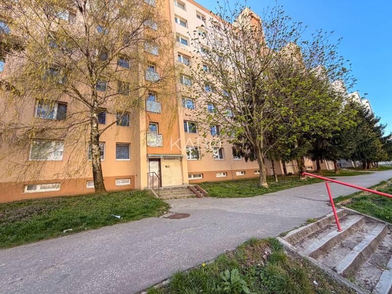 Ein Wohnblock in der Murániho-Straße in Nitra mit einer grünen Umgebung bietet 3-Zimmer-Wohnungen an.
