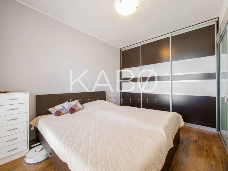 Schlafzimmer in einer 3-Zimmer-Wohnung mit Holzboden und Einbauschrank.