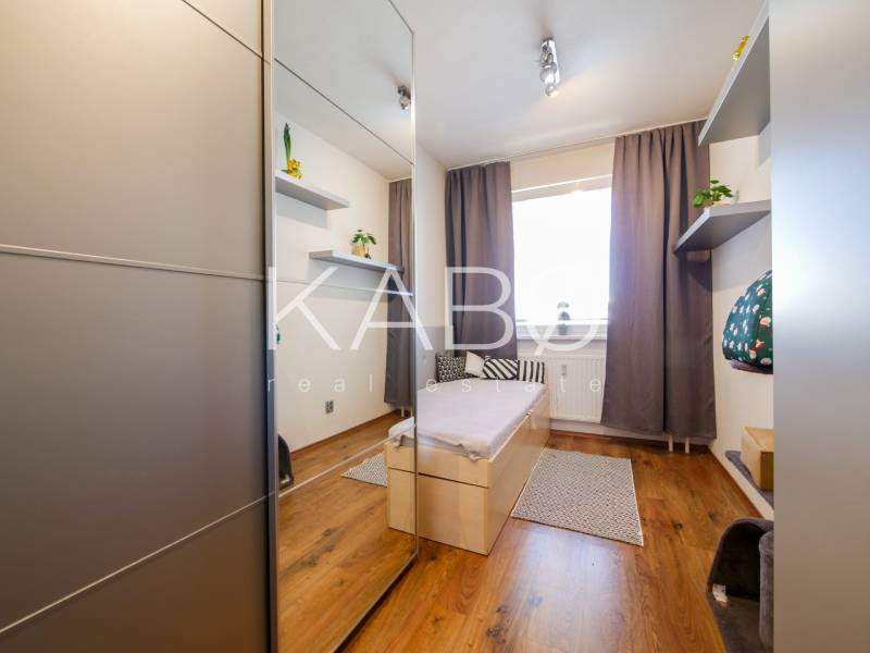 Kinderzimmer in einer 3-Zimmer-Wohnung mit Holzboden und Einbauschrank.