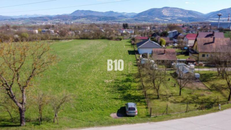 Landwirtschaftliche und forstwirtschaftliche Grundstücke in Lednické Rovne mit Blick auf die Berge und die umliegende Natur.
