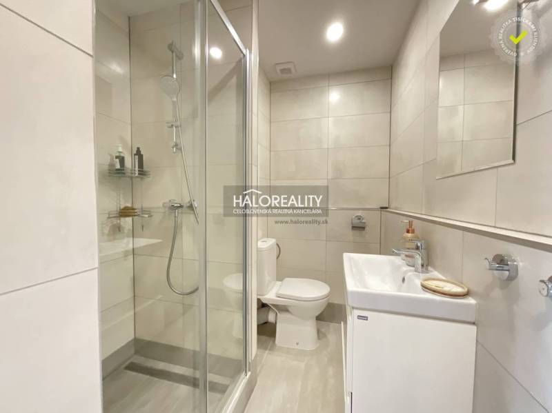 Badezimmer in einer Einzimmerwohnung mit Badewanne, Dusche und Waschbecken.