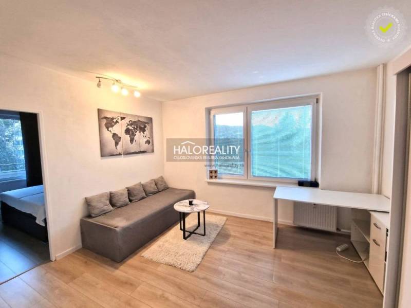 Helles Wohnzimmer in einer 3-Zimmer-Wohnung mit Holzboden und Esstisch.