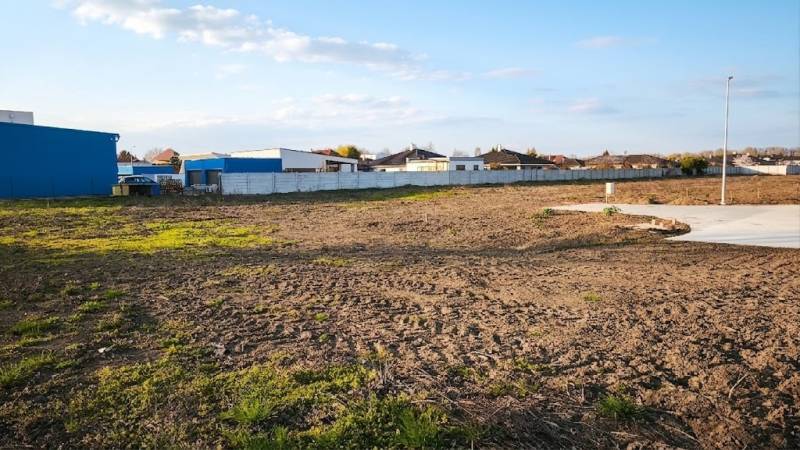 Gewerbegrundstücke in Kráľová nad Váhom mit weitläufigem offenen Gelände und eingezäunten Gebäuden.