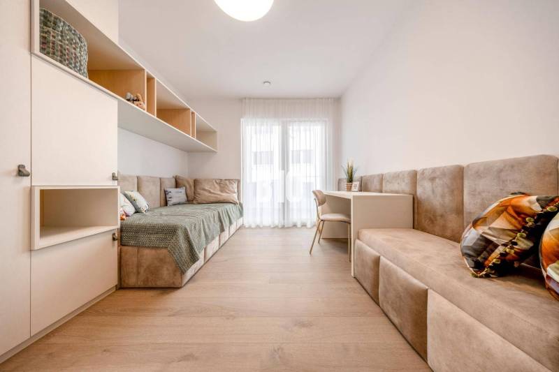 Helles Zimmer in einer 3-Zimmer-Wohnung mit Holzboden und bequemen Möbeln.