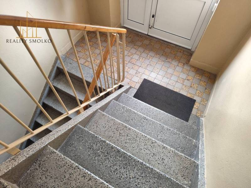 Treppenhaus in einem Wohnhaus in der Mierová-Straße in Sabinov mit Fliesen.