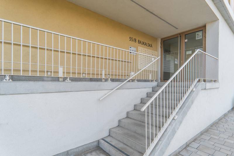 Eingang zur 3-Zimmer-Wohnung in der Bajkalská-Straße in Bratislava, Ružinov mit Treppenhaus.