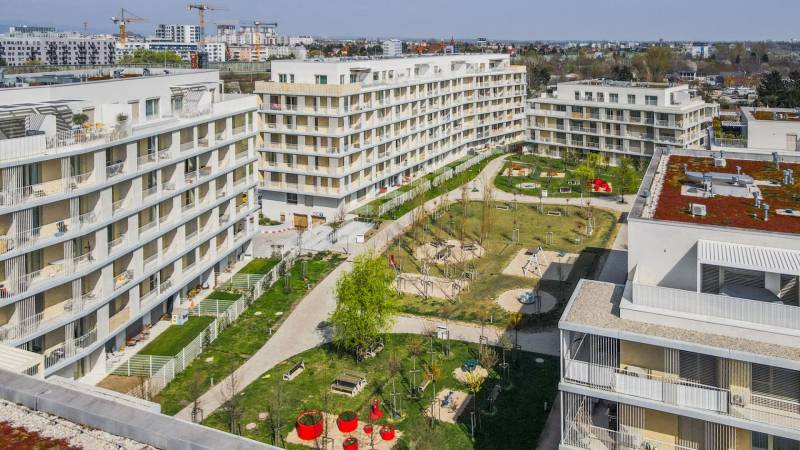 Wohnkomplex in Bratislava - Ružinov mit einem Innenhof und einem Kinderspielplatz.