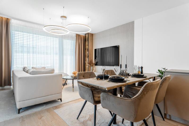 Wohnbereich mit Esstisch und Holzboden in einer 3-Zimmer-Wohnung.