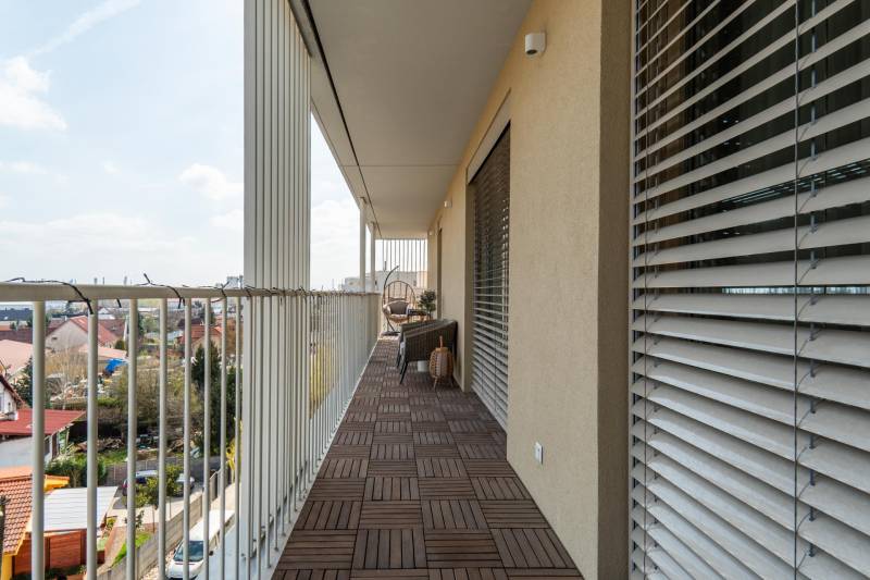 Balkon mit Holzboden in einer 3-Zimmer-Wohnung, Blick auf Bratislava - Ružinov.