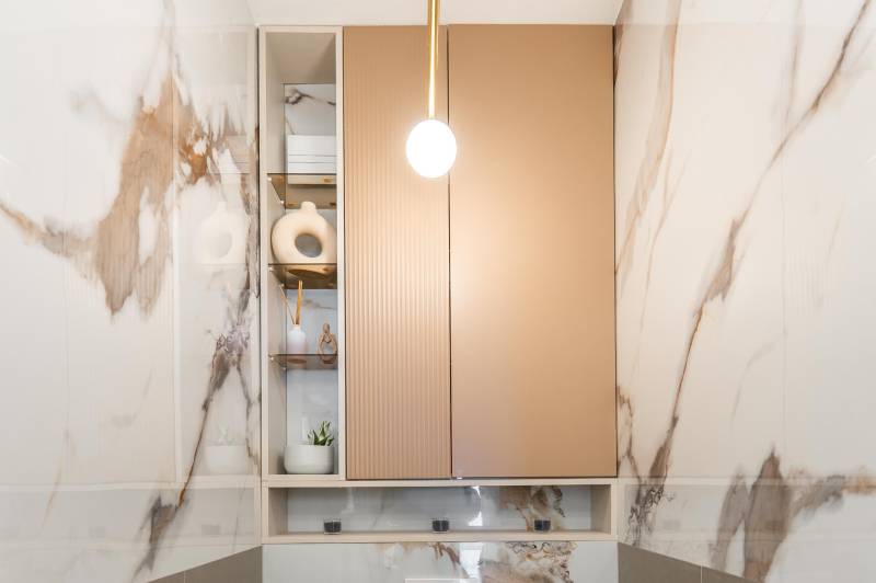 Marmorverkleidung mit Dekorationen im Badezimmer einer 3-Zimmer-Wohnung.