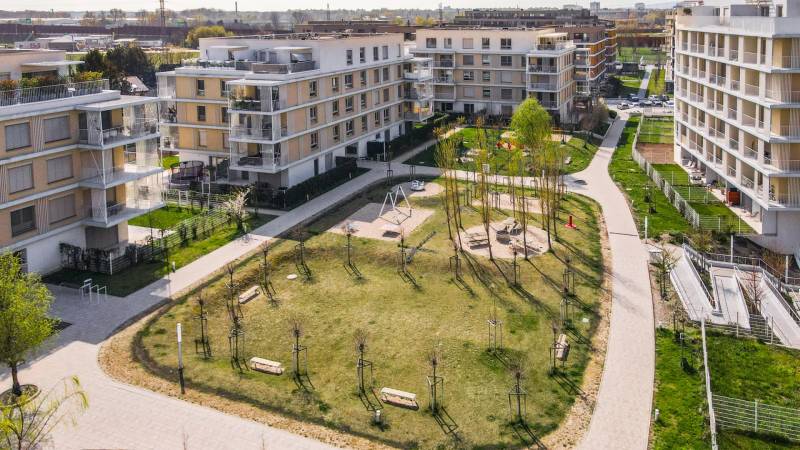 In Bratislava - Ružinov, zwischen Wohnhäusern, erstreckt sich ein grüner Park mit einem Spielplatz.