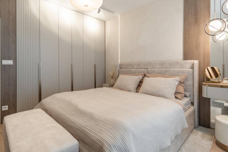 Helles Schlafzimmer mit Einbauschrank und Bett in einer 3-Zimmer-Wohnung.