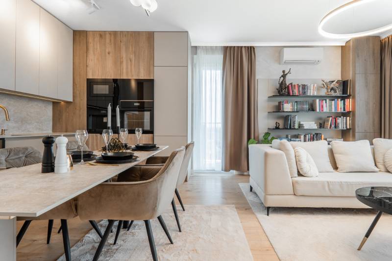 Offener Raum einer 3-Zimmer-Wohnung mit Küche, Esstisch und gemütlicher Wohnecke.
