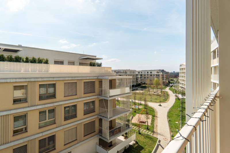 Balkone und Grünflächen zwischen den städtischen Wohnblöcken in Bratislava - Ružinov.