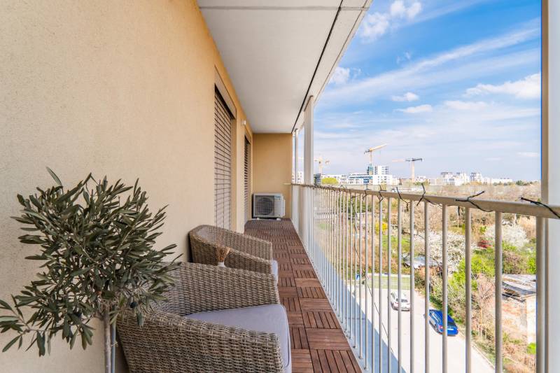 Balkon in einer 3-Zimmer-Wohnung mit Holzboden-Dekor, Blick auf Bratislava - Ružinov.
