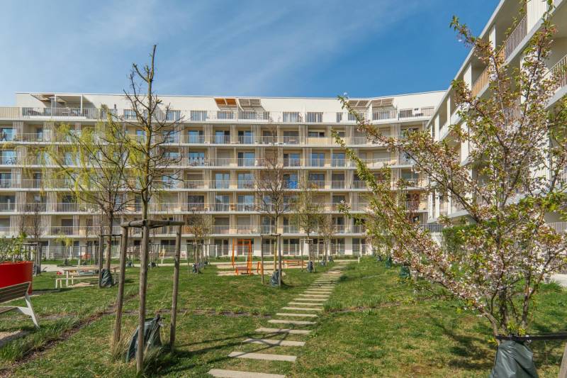 Wohnkomplex in Bratislava - Ružinov mit gepflegtem Grün und Kinderspielplatz.