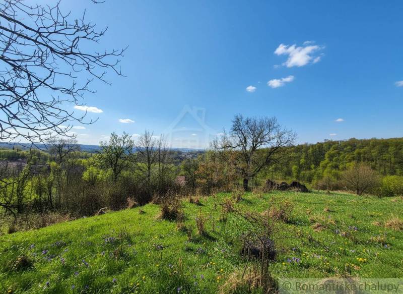 Landschaft in Krupina mit einer blühenden Wiese, geeignet für Grundstücke - Wohnen mit Panoramablick.