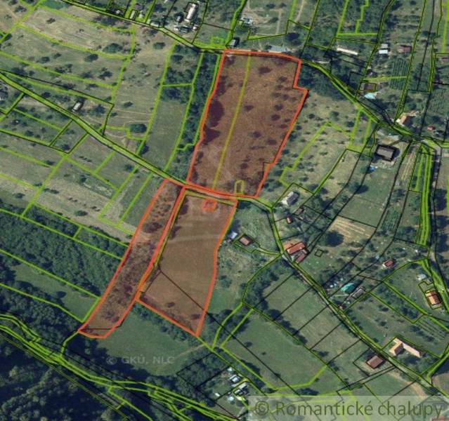 Luftaufnahme von Grundstücken - Wohnen in der Stadt Krupina mit eingezeichneten Parzellen.