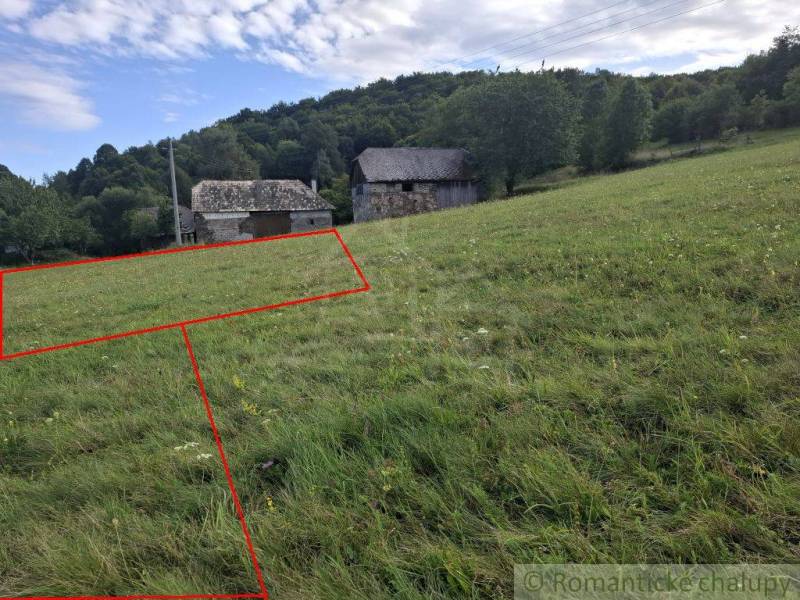 Grundstücke - Wohnen, Horný Tisovník. Grasfläche mit einem ländlichen Gebäude und einem bewaldeten Hügel im Hintergrund.