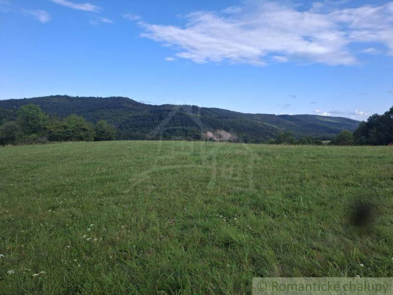 Schöne grüne Baugrundstücke in Horný Tisovník mit Panoramablick auf den Wald und den blauen Himmel.