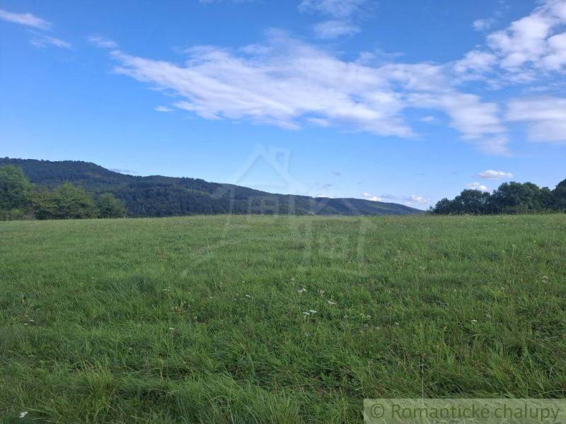 Grüne Wiese mit Hügeln und Himmel in Horný Tisovník, geeignet für Grundstücke - Wohnen.