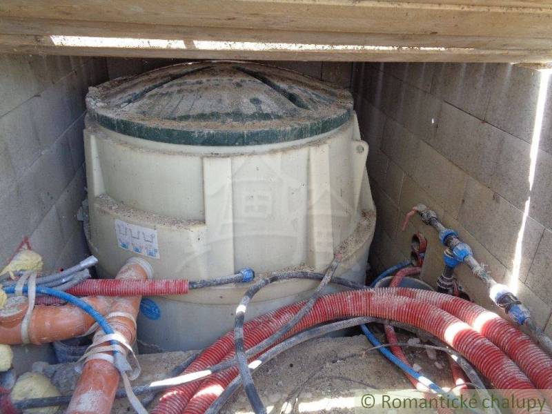 Unterirdischer Tank mit Rohrleitung in einem Einfamilienhaus in Šiatorská Bukovinka.