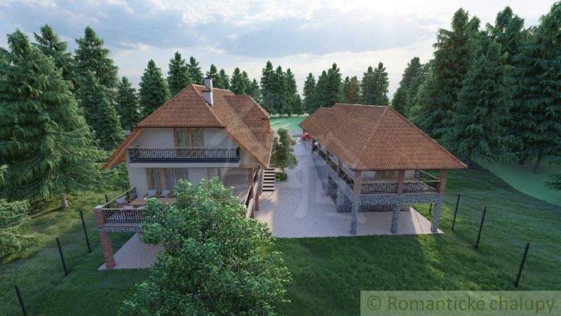 Ein Familienhaus in Šiatorská Bukovinka, umgeben von Bäumen, mit einer Holzterrasse und einem Garten-Sitzbereich.