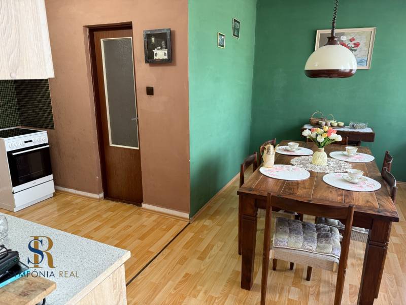 Essbereich in einem Einfamilienhaus mit Holztisch und Boden mit Holzdekor.