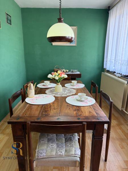 Esszimmer in einem Einfamilienhaus mit Holztisch und Boden mit Holzdekor.