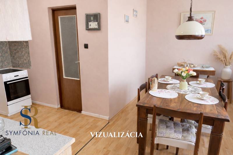 Essbereich in einem Einfamilienhaus mit Holzboden-Dekor und rustikalen Accessoires.