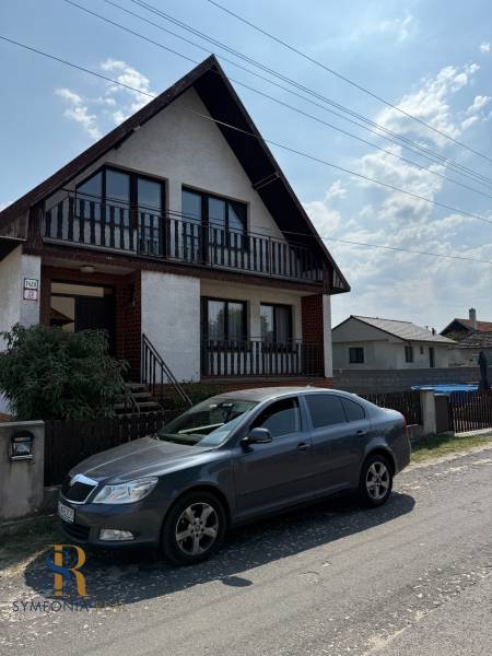 Ein Einfamilienhaus in der Štúrova-Straße in Borský Mikuláš mit einem Auto vor dem Tor.