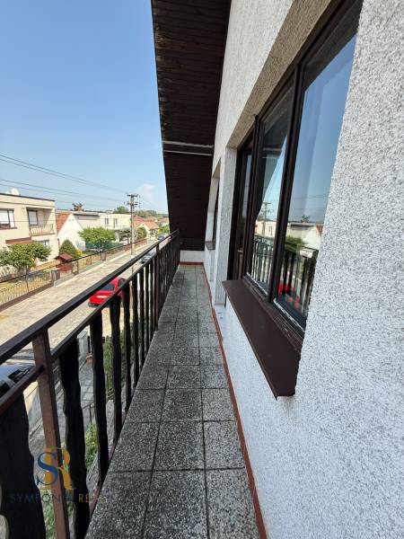 Der Balkon des Einfamilienhauses in der Štúrova-Straße in Borský Mikuláš mit Blick auf die Umgebung.