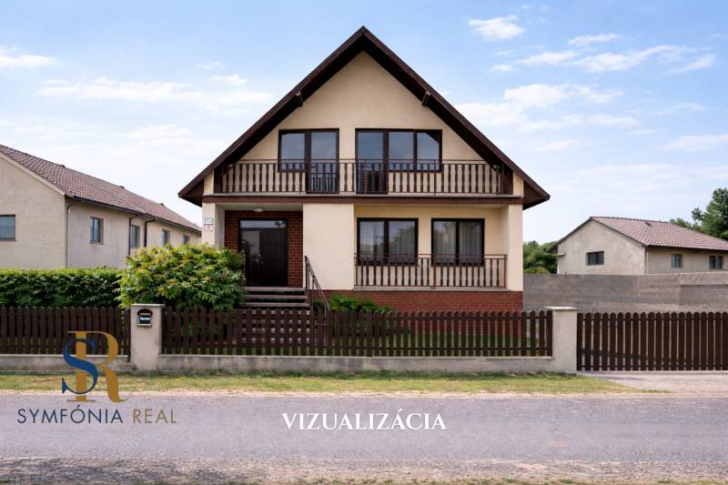 Ein Einfamilienhaus in der Štúrova-Straße in Borský Mikuláš mit einem Holzzaun und Balkonen.