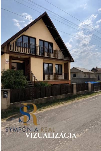 Ein Einfamilienhaus in der Štúrova-Straße in Borský Mikuláš mit einem Holzzaun.