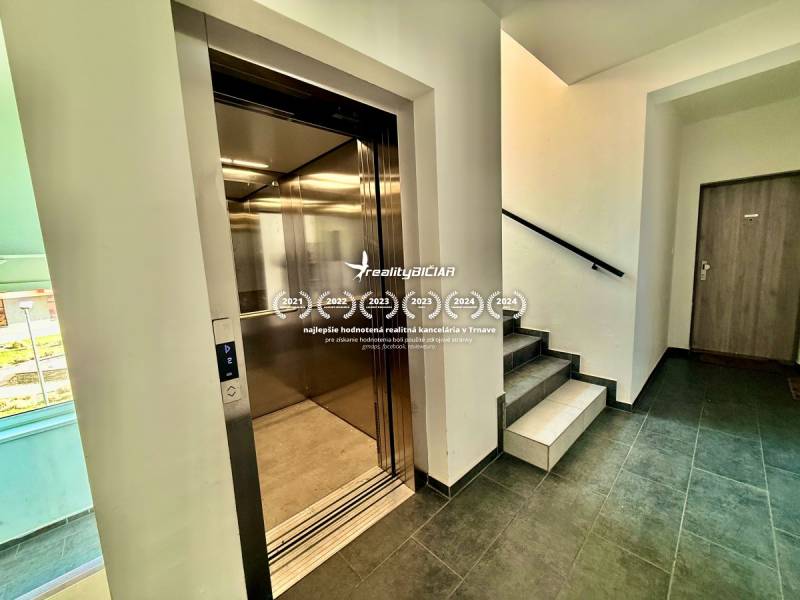 Wände mit Wärmetauschern, Aufzug und Treppenhaus im Wohnhaus in der Mikovíniho-Straße in Trnava.