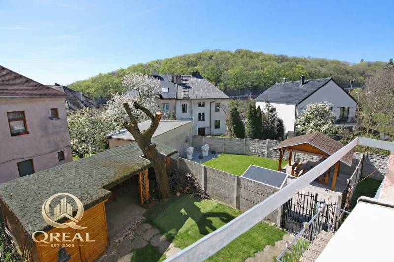 Hof mit Pavillon und Holzunterstand in der Boskovičova-Straße in Bratislava - Nové Mesto.