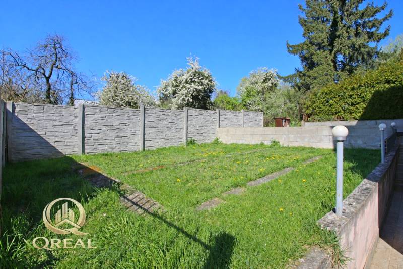 Garten beim Haus mit Rasen, modernem Zaun und Leuchten in der Boskovičova-Straße in Bratislava.