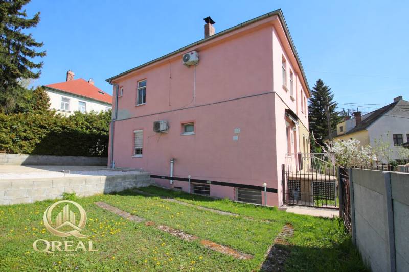 Zweistöckiges Haus in der Boskovičova-Straße in Bratislava - Nové Mesto mit einem Rasenhof.