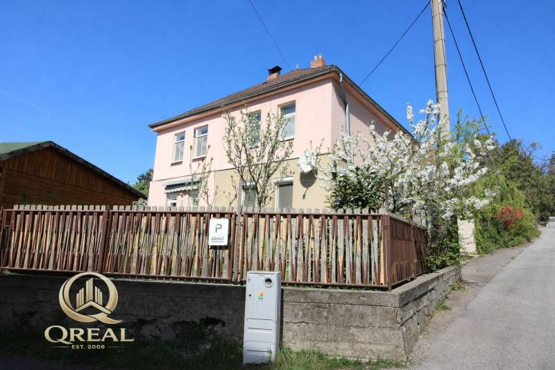 Einfamilienhaus in der Boskovičova-Straße in Bratislava - Nové Mesto, Einzäunung, blühende Bäume.