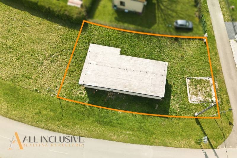 Ein rechteckiges Ferienhaus in Vojka nad Dunajom, umgeben von einem grasbewachsenen Grundstück.