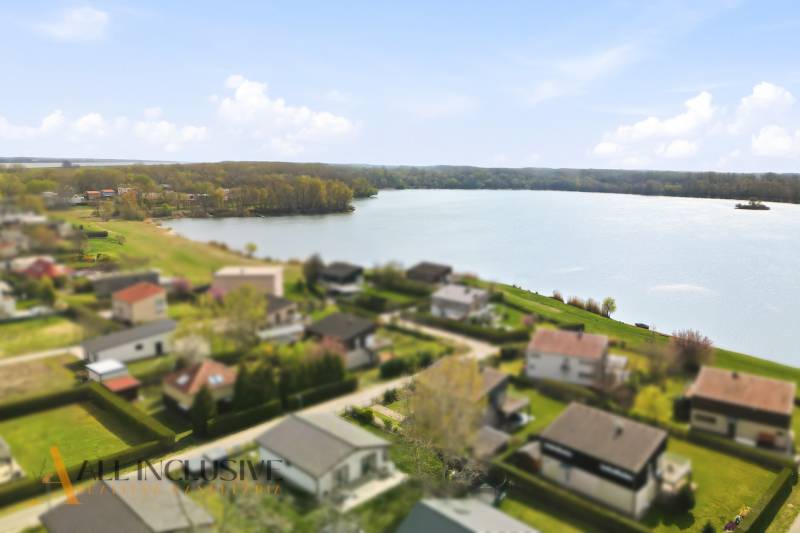 Ein Ferienhaus in der Nähe des Sees in Vojka nad Dunajom mit wunderschönem Blick auf die Wasserfläche.