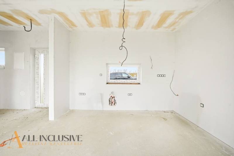 Innenraum der Hütte während der Renovierung mit nackten Wänden und Decke.