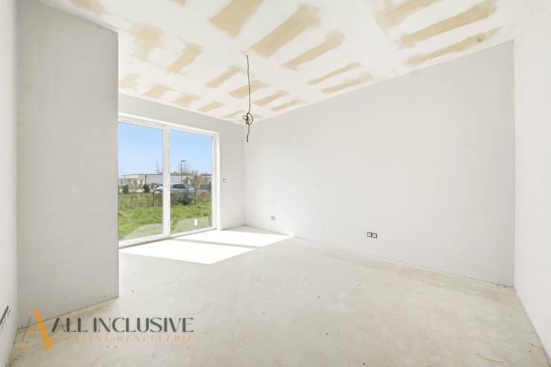 Geräumige Hütte mit großem Fenster und Blick auf die grüne Umgebung.