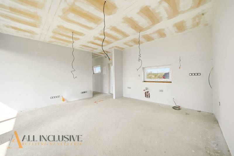 Der Innenraum der Hütte mit Vorbereitung für Elektroinstallationen und weißen Wänden.