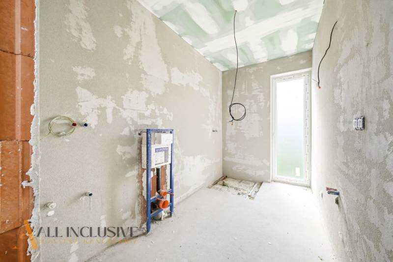 Das Innere der Hütte mit unverputzten Wänden und Vorbereitung für die Installation von Sanitäranlagen.