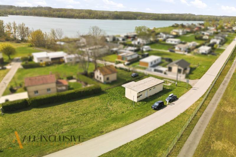 Luftaufnahme des Ferienhausgebiets bei Vojka nad Dunajom mit dem Fluss im Hintergrund.
