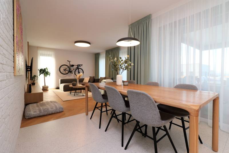 Esstisch und Wohnzimmer in einer 4-Zimmer-Wohnung mit einem Fahrrad an der Wand.