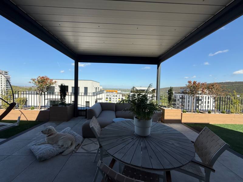 Die Terrasse einer 4-Zimmer-Wohnung in der Agátová-Straße in Bratislava - Dúbravka mit Aussicht.