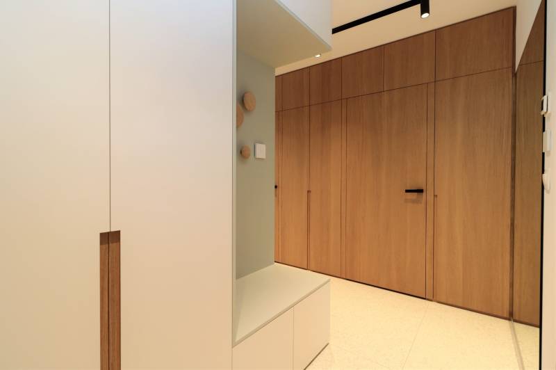Innenraum einer 4-Zimmer-Wohnung mit Einbauschrank und Bodenbelag in Holzoptik.